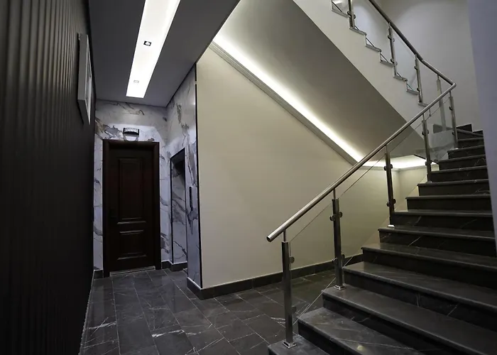 3Br Next To Stars Avenue